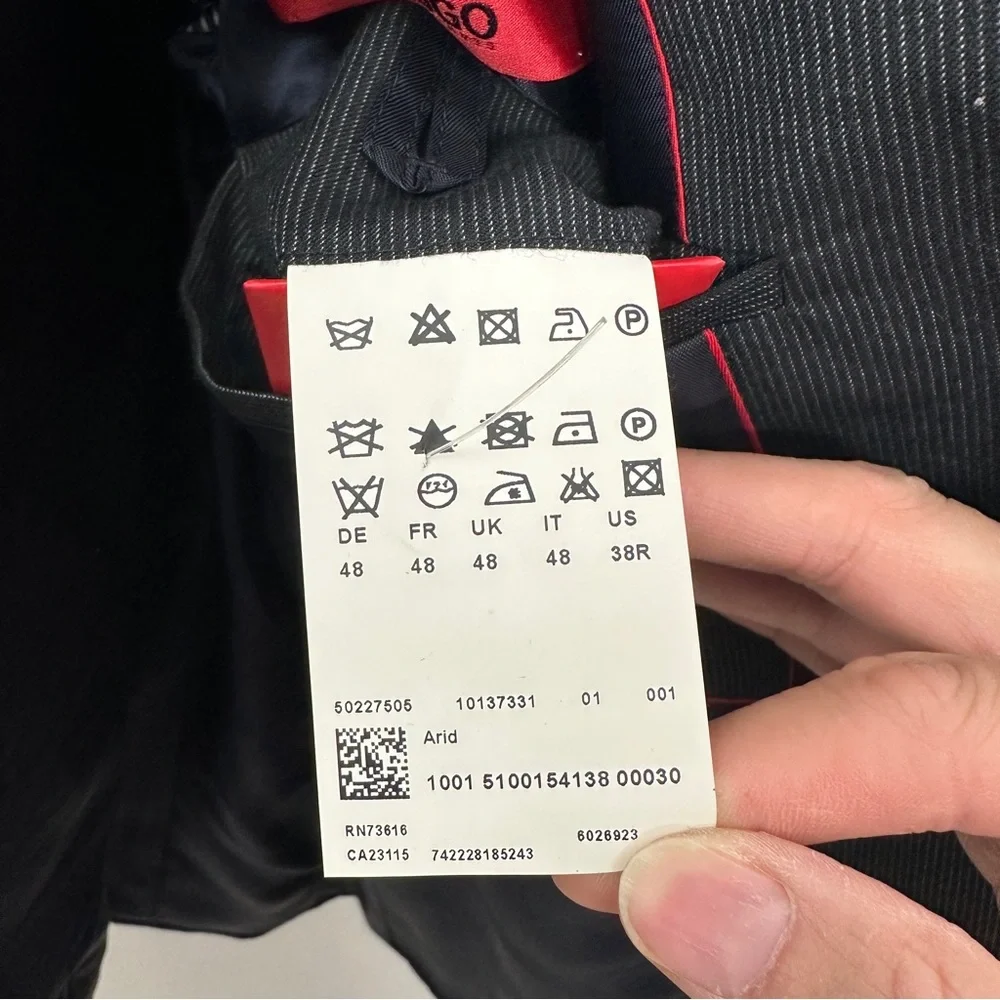 HUGO‎ BOSS BLAZER is 38 R